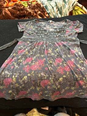 Lei shirt size large